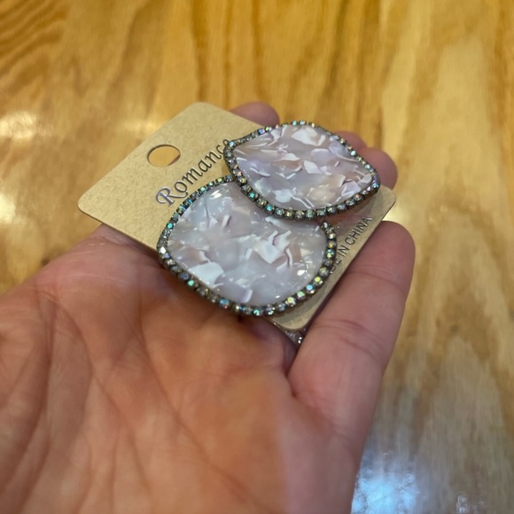 Romance light pink pearl marble iridescent circle earrings - Picture 3 of 4